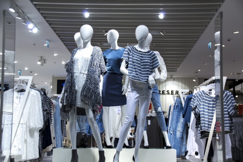 vente-THIERY-min_shopping_mall_shop_windows_fashionable_clothes_feminine_weakness_the_temptation_slender_women_mannequin_lifestyle-1044785